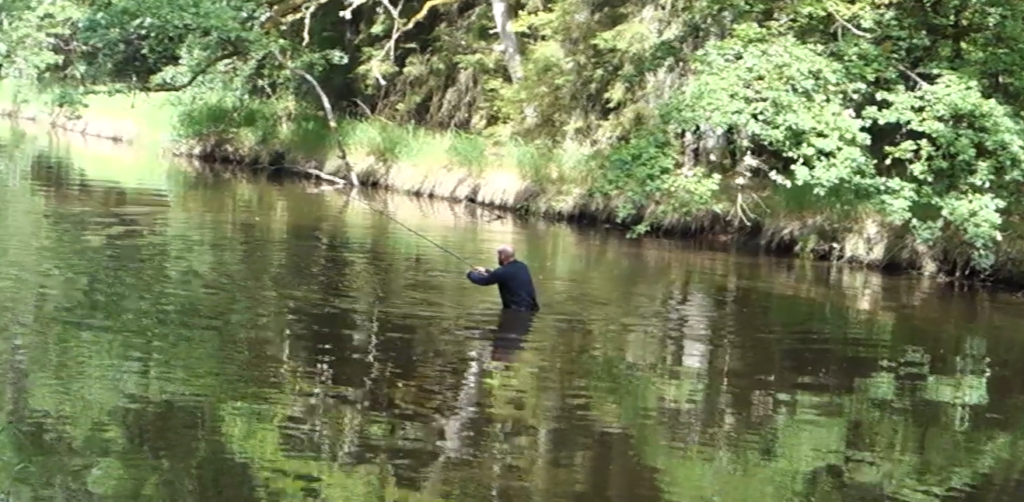 Nemějte obavu, korková rukojeť i celý prut plave. Horší je to s hloubkou.
